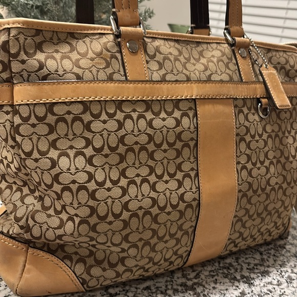 Coach Bag Extra Large~ Very Good Condition~Lots of Storage!!!! - Picture 2 of 16